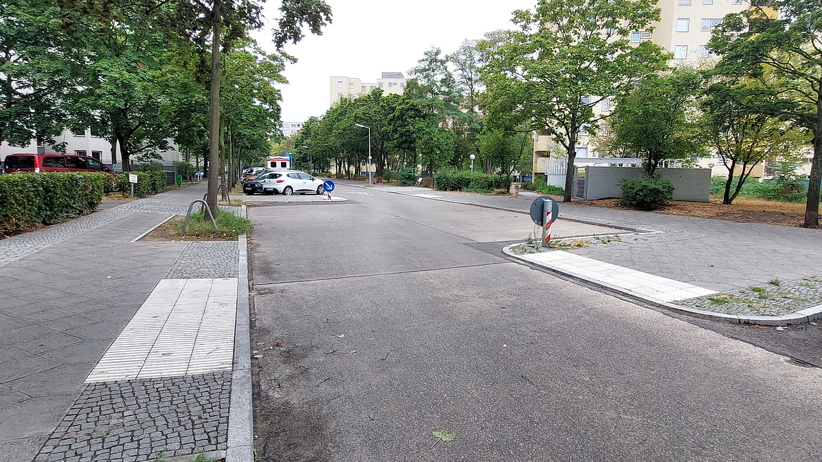Vorgezogener Gehweg, Markierungen für Sehbehinderte auf beiden Seiten