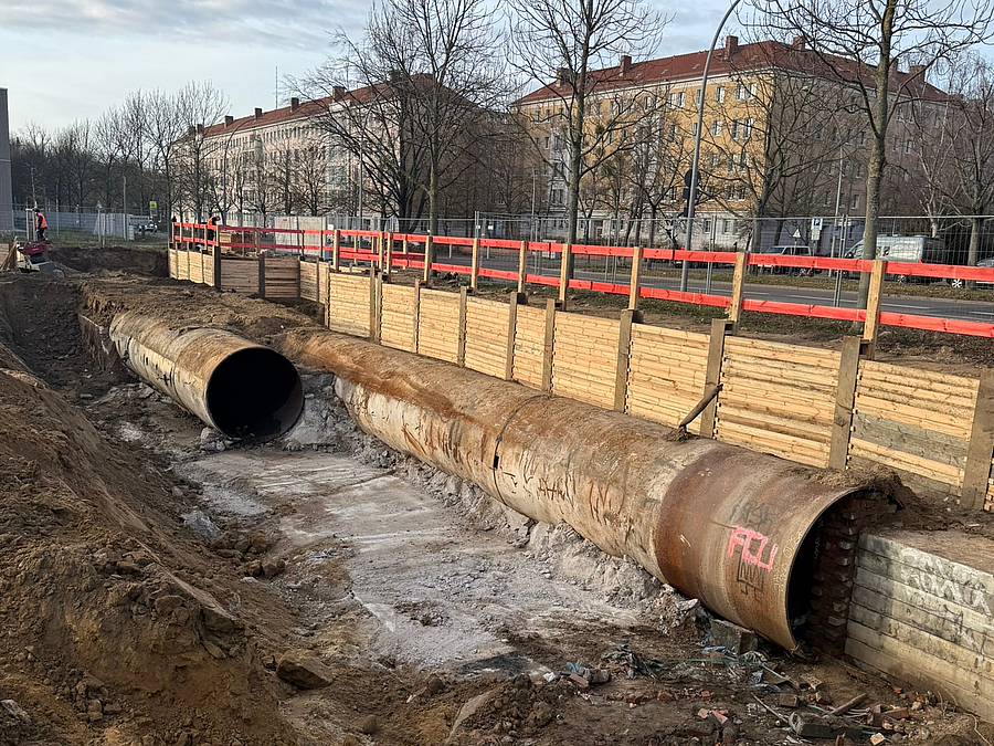 Baustelle mit zwei großen Stahlröhren im Winter
