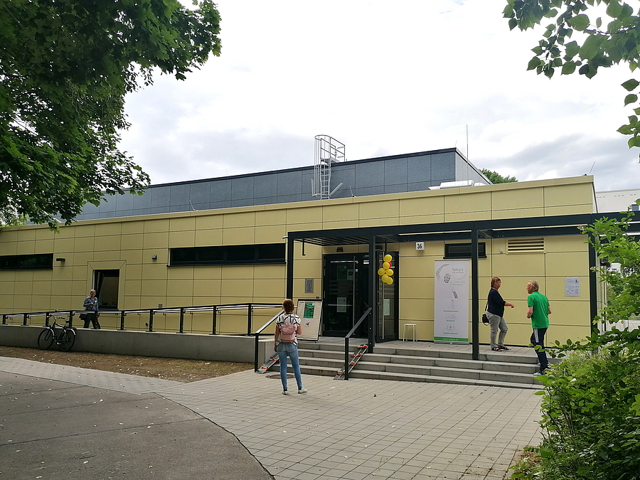 Gelber Flachbau mit Eingang und Rampe