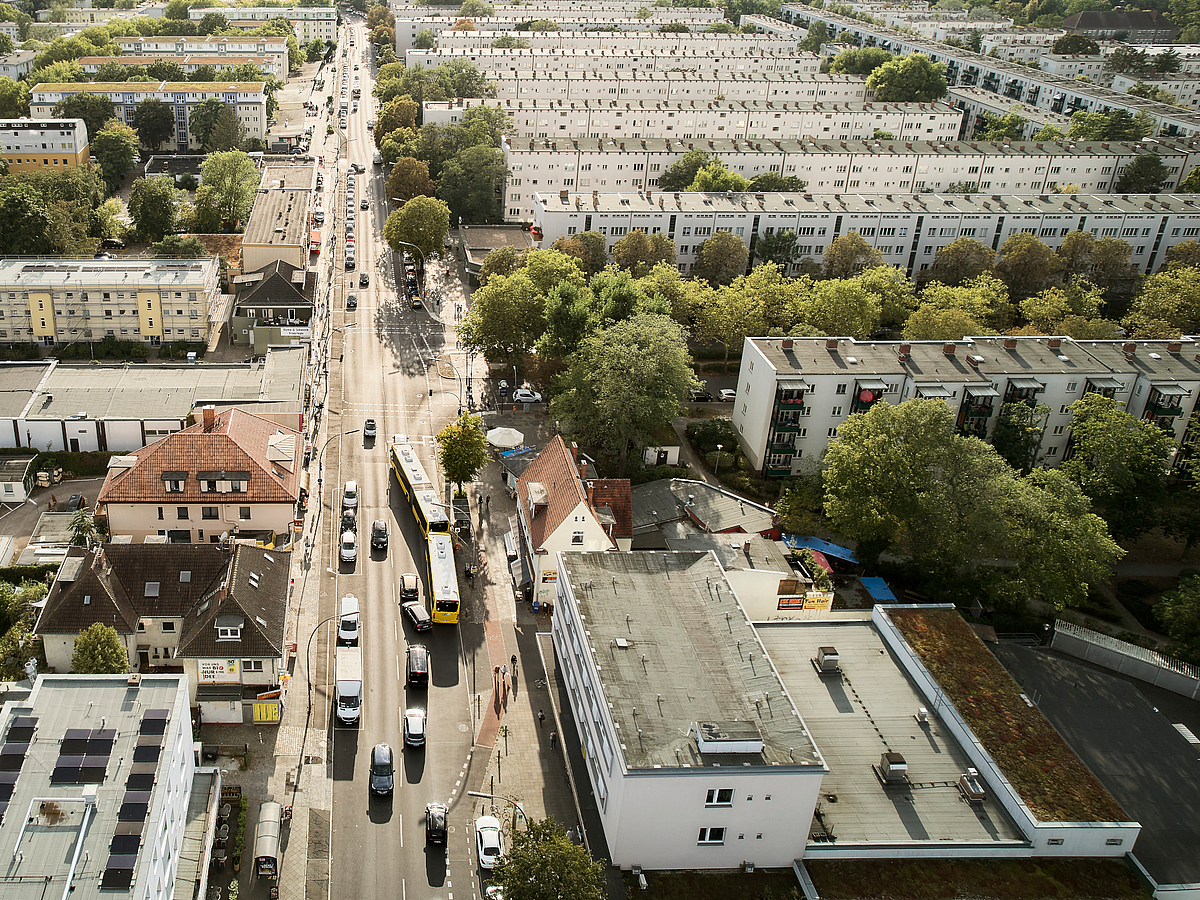 Luftbild mit großer Straße und vielen Zeilenbauten