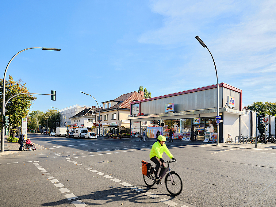 Radfahrer auf großer Kreuzung mit dm-Markt