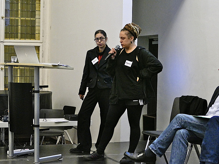 2 Frauen am Mikrofon