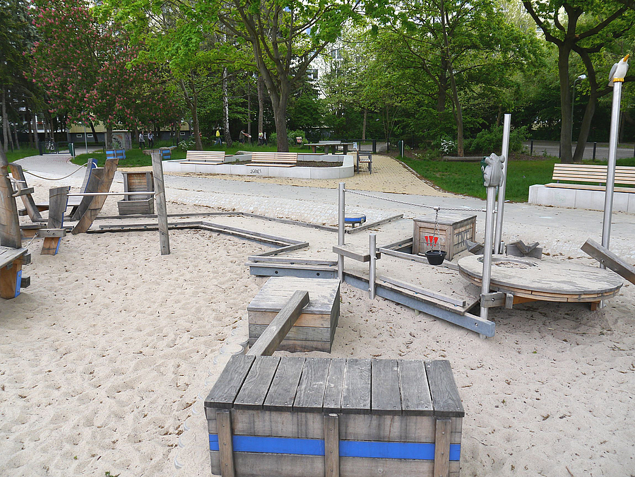 Sandbaustelle, niedrige Holzstege