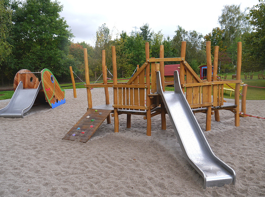 Kletter-Rutschenkombi auf Sandfläche, weitere kleine, breite Rutsche