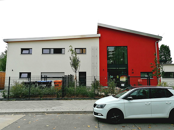 Die neue Kita "Sonnenblümchen" im Welsekiez Gebäude aus 2 Baukörpern in weiß und rot, der höhere mit Pultdach
