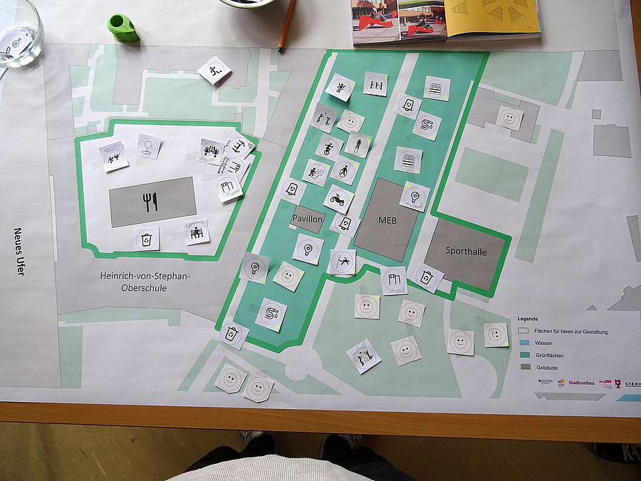 Karte des Schulgeländes mit Smileys und Icons nach dem ersten Workshop