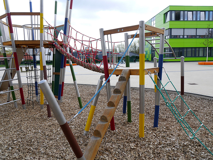 Bunte Kletter- und Rutschenkombination im Mikadostil aus Holz und Metall