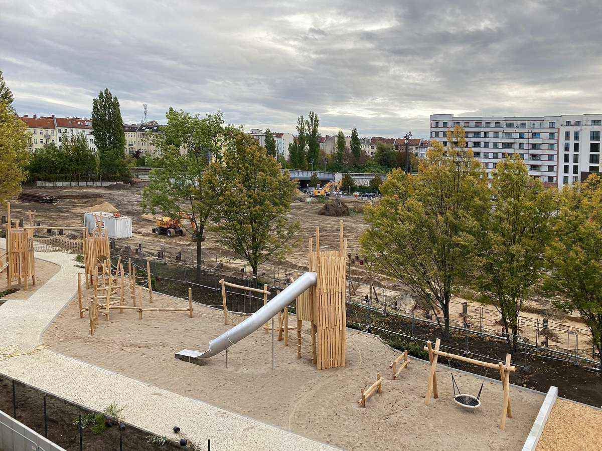 Baustelle Spielplatz mit Rutschenturm und Nestschaukel von oben