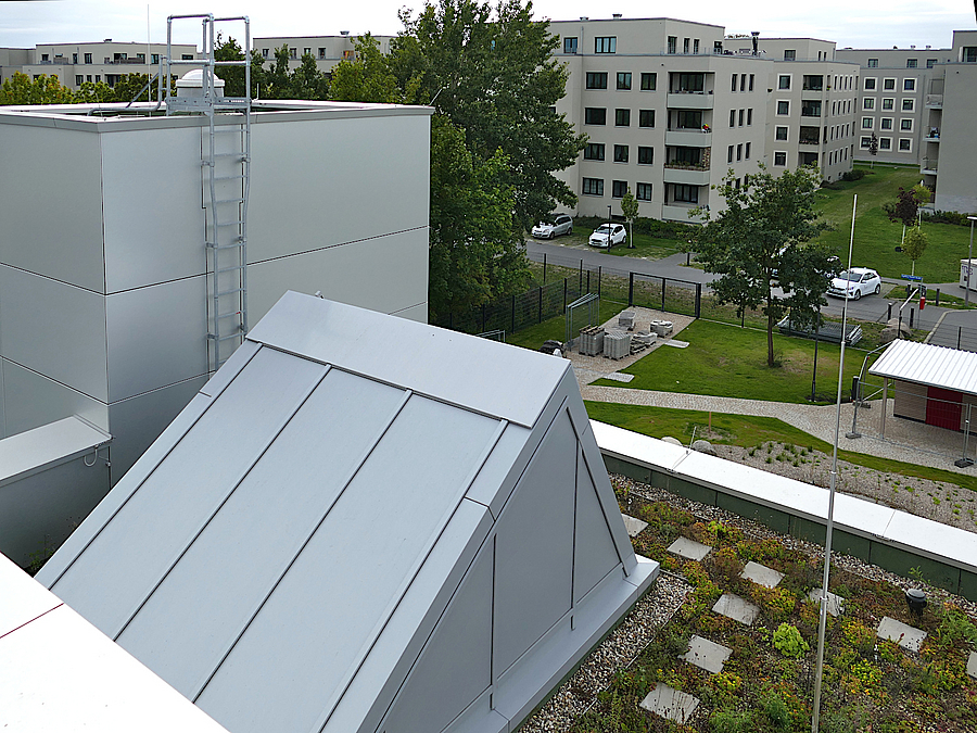 Dach mit Begrünung und Aufbauten, Wohnbebauung