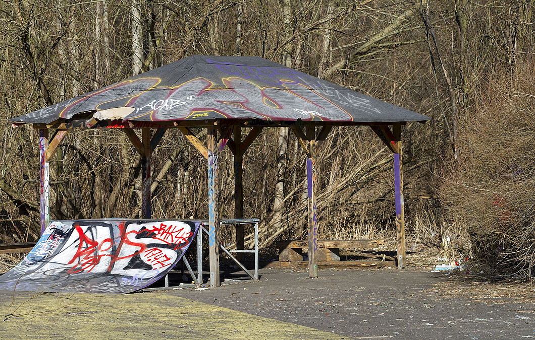 Pavillon auf Betonfläche, Graffiti
