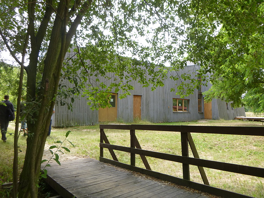 Steg im Grünen, Gebäude mit Holzlattenfassade