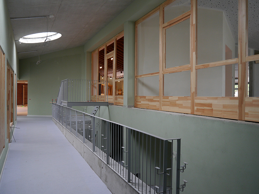 Gang, Geländer, farbige Wände, Holzrahmenfenster
