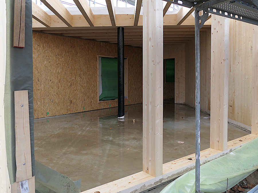 Rohbau aus Holz mit großen Öffnungen