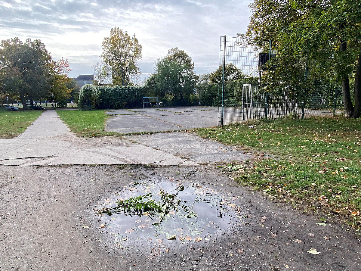 Ein Bolzplatz auf Betonplatten