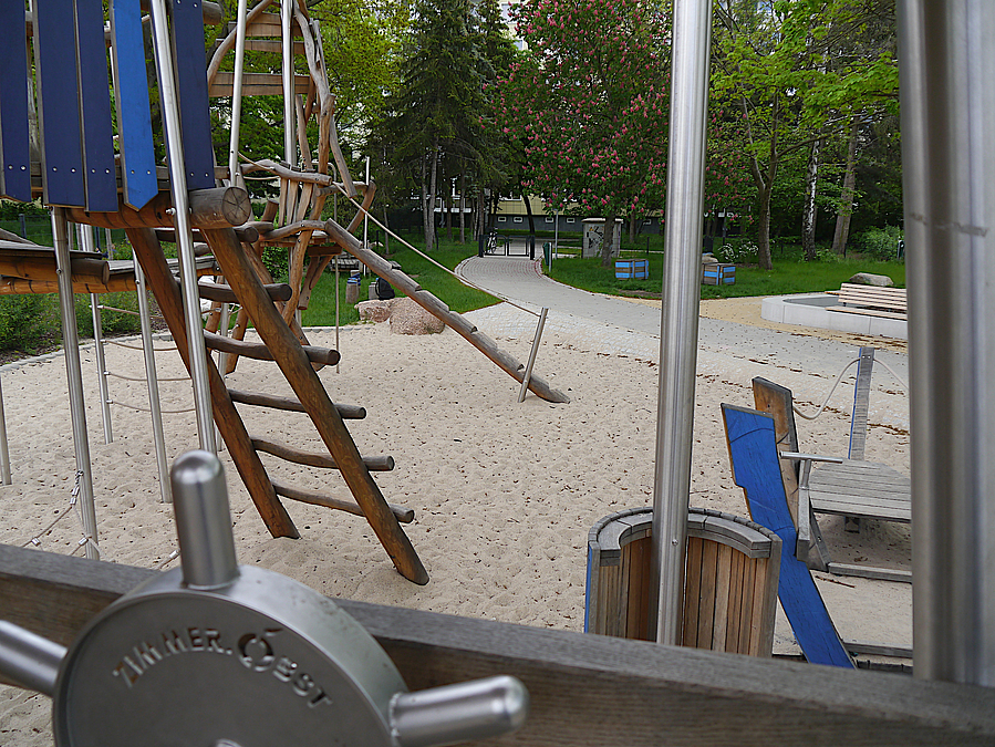 Sandfläche, Holzleiter, Steuerrad aus Metall