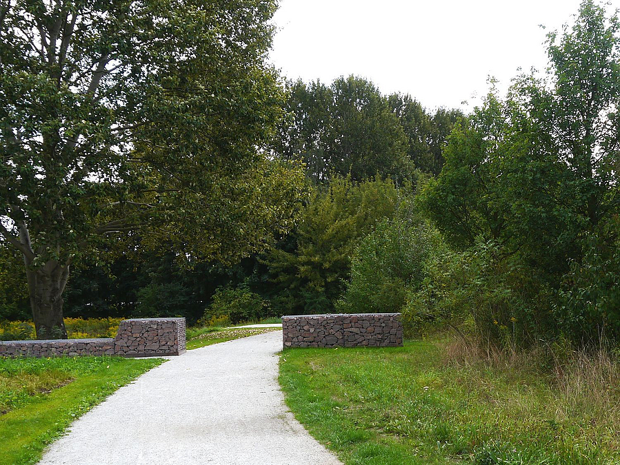 Die zweite Gabionenmauer wirkt wie ein weiteres Eingangstor zum Wiesenpark