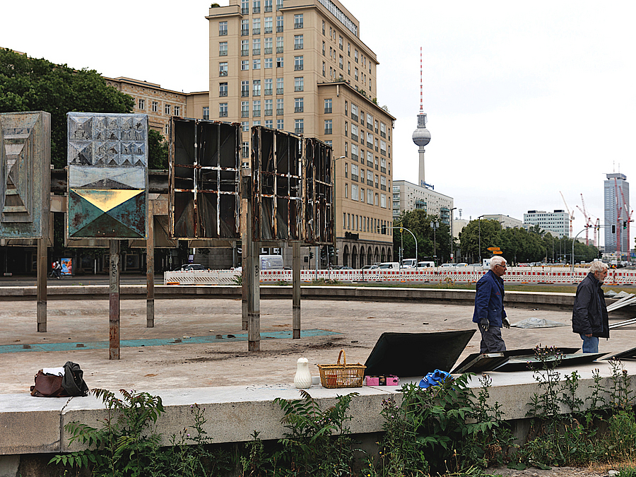 Arbeiter im Becken vor halb abgebauten Brunnenkunstwerk am Strausberger Platz
