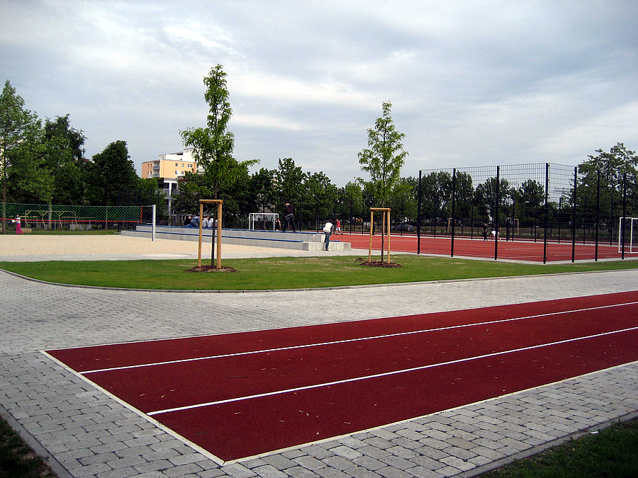 Fertig: 60-Meter-Bahn, Ballspielfeld und Tribüne