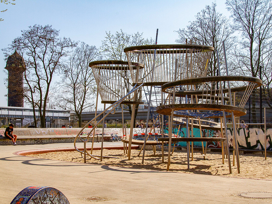 Sandspielplatz mit Wasserturm im Hintergrund Sandplatz mit Wasserturm im Hintergrund