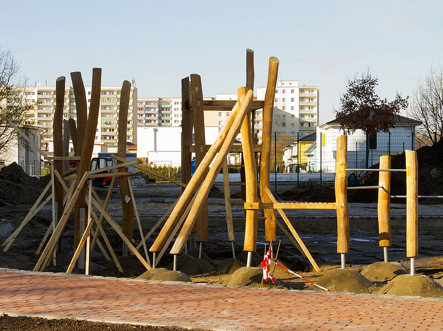 Klettergerät aus Holz und Eldelstahl im Bau