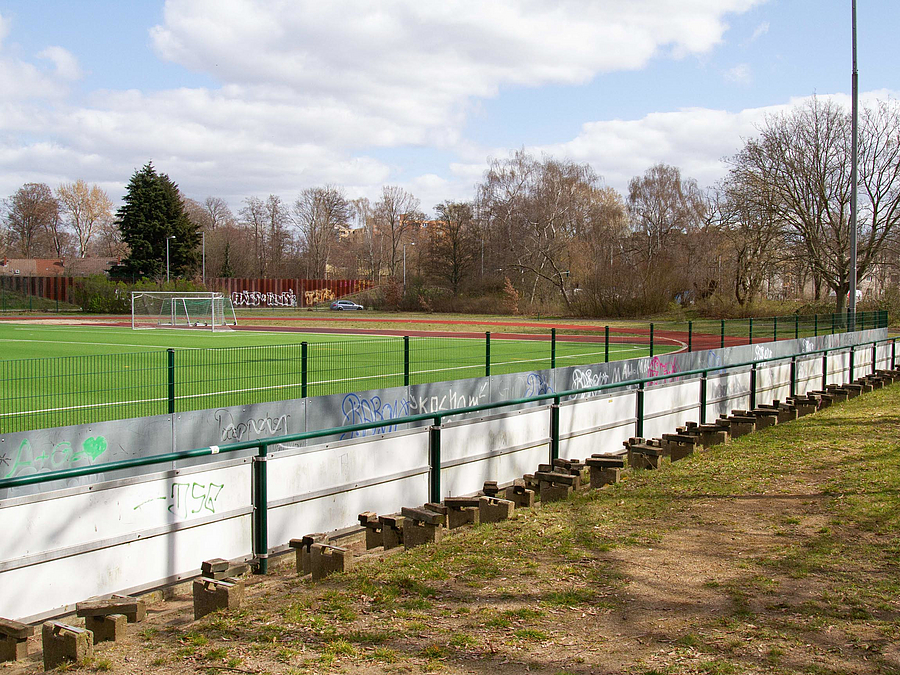 Blick auf Stadion und Reste von drei Zuschauerreihen
