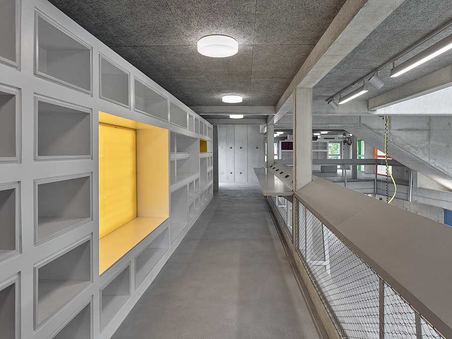Gang mit Einbauregal aus Beton