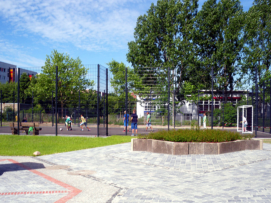 Hier können Kinder Fußball spielen