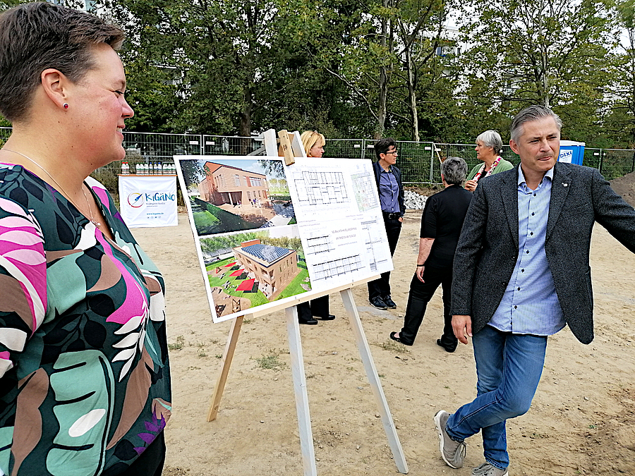 2 Personen neben Aufsteller mit Plangrafiken