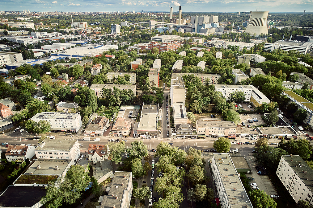 Luftbild mit Zeilenbauten und viel Grün
