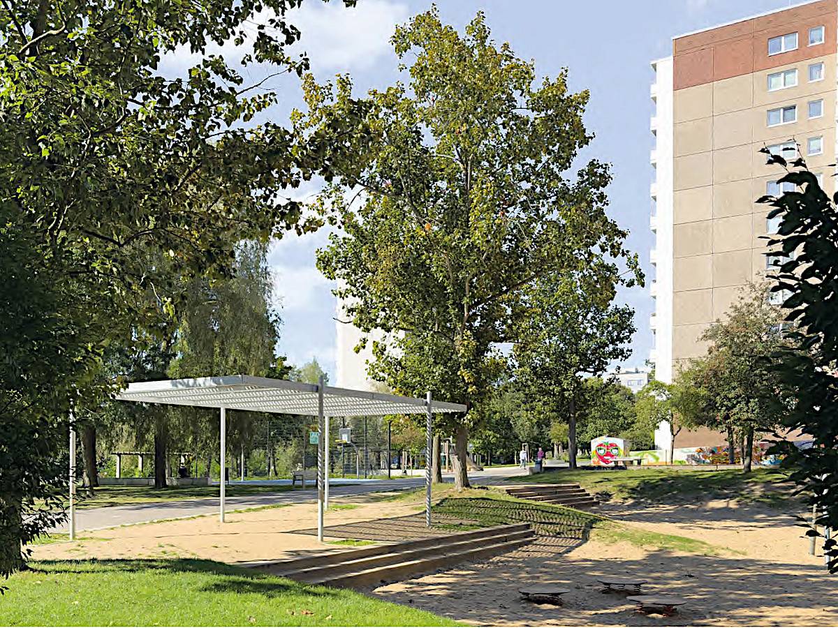 Schattendach neben Sandspielplatz und älterem Plattenbau