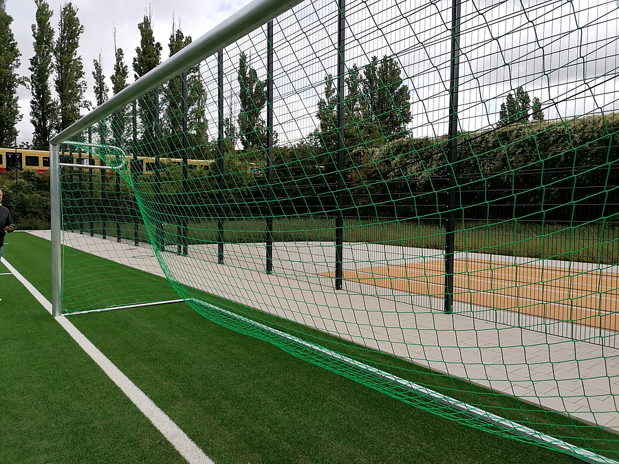 Fußballtor, dahinter Weisprunganlage