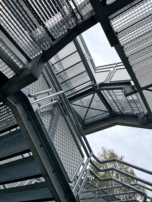 Blick nach oben Blick nach oben auf gewinkelte Treppe mit mehreren Absätzen