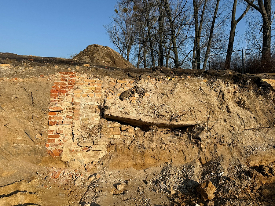 Verschüttetes Mauerwerk in Baugrube
