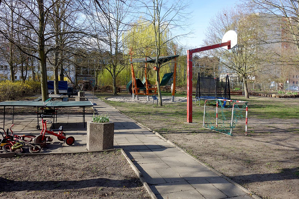 Basketballständer, Dreiräder, Tischtennisplatten, Plattenweg