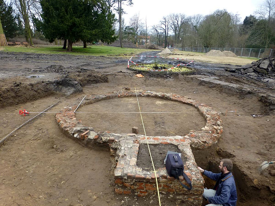Bei den Grabungen fand man Reste eines Brunnens aus dem 19. Jahrhundert. Ring und Rechteck aus Ziegelsteinen im Boden wird vermessen