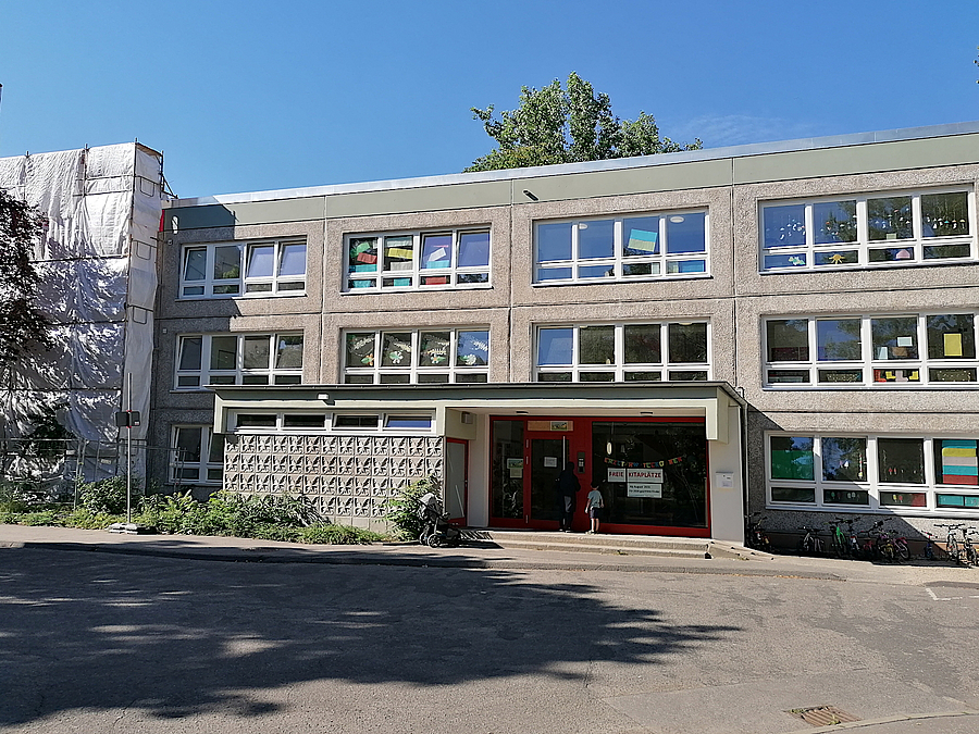Kitagebäude, teilweise eingerüstet