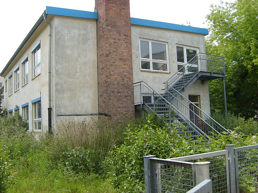 Am Giebel ist eine Außentreppe angesetzt