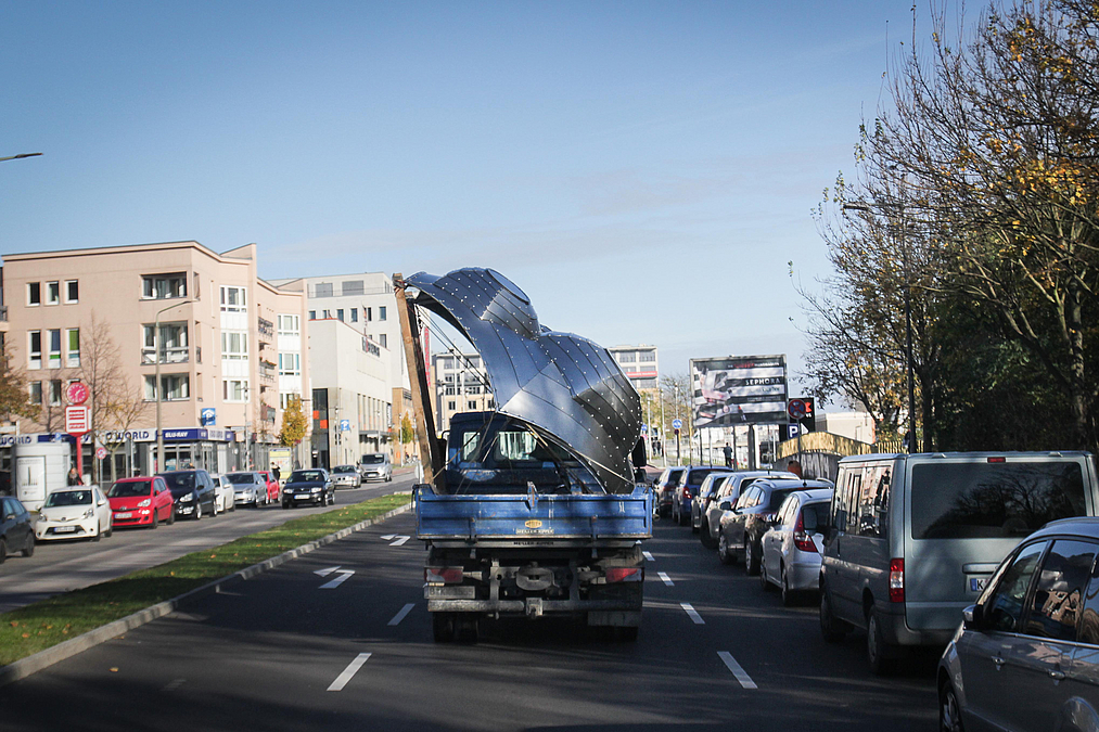 Metalldach mit Kuppeln auf Laster im Verkehr