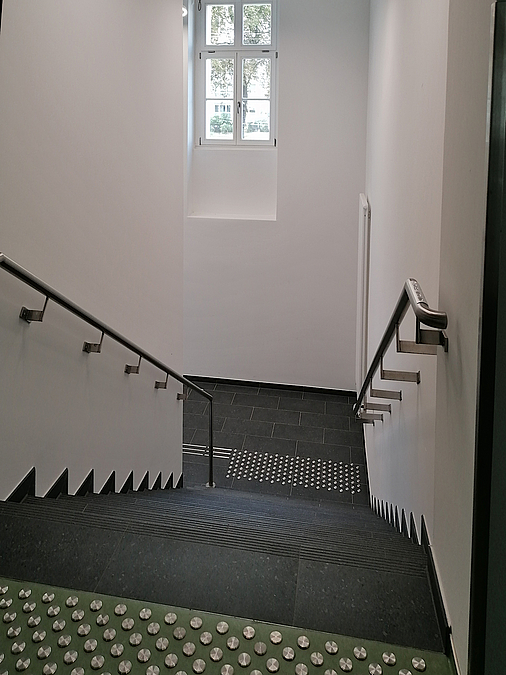 Taststreifen an den Treppen Schmales Treppenhaus mit Blindenleitsystem