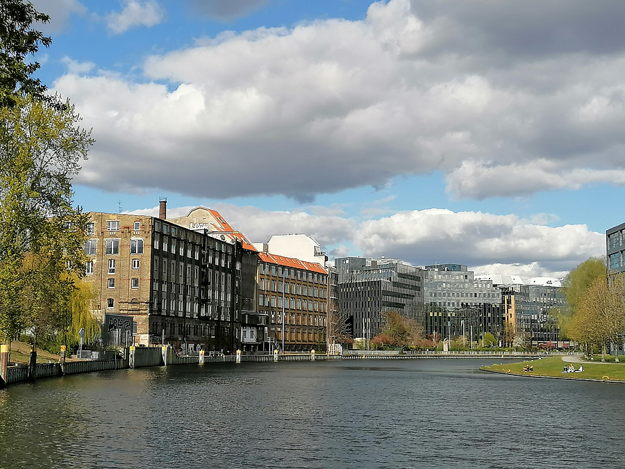 Gebäudefront am Fluss