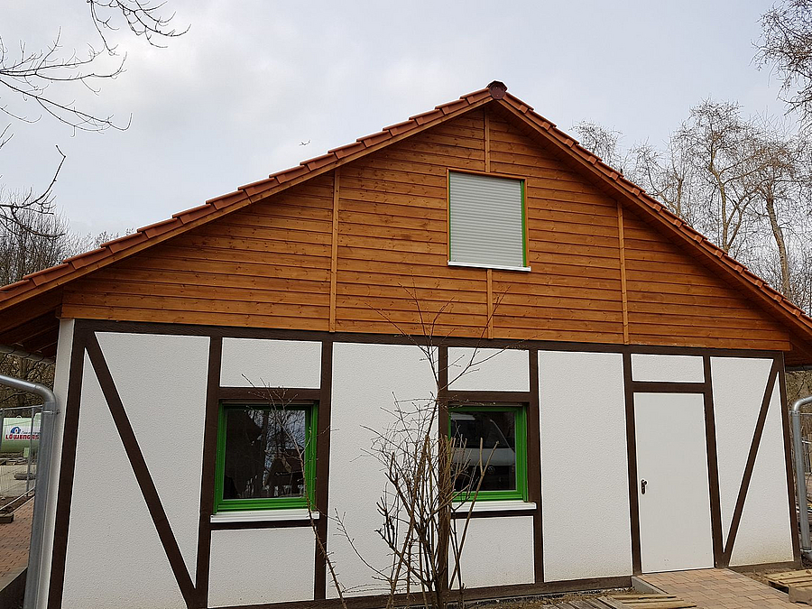 Haus mit Spitzdach in Fachwerkanmutung