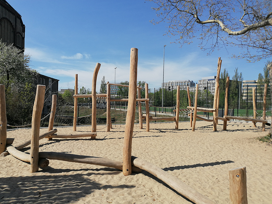 Balancierstrecke aus Holz und Seilen auf Sand im Frühling