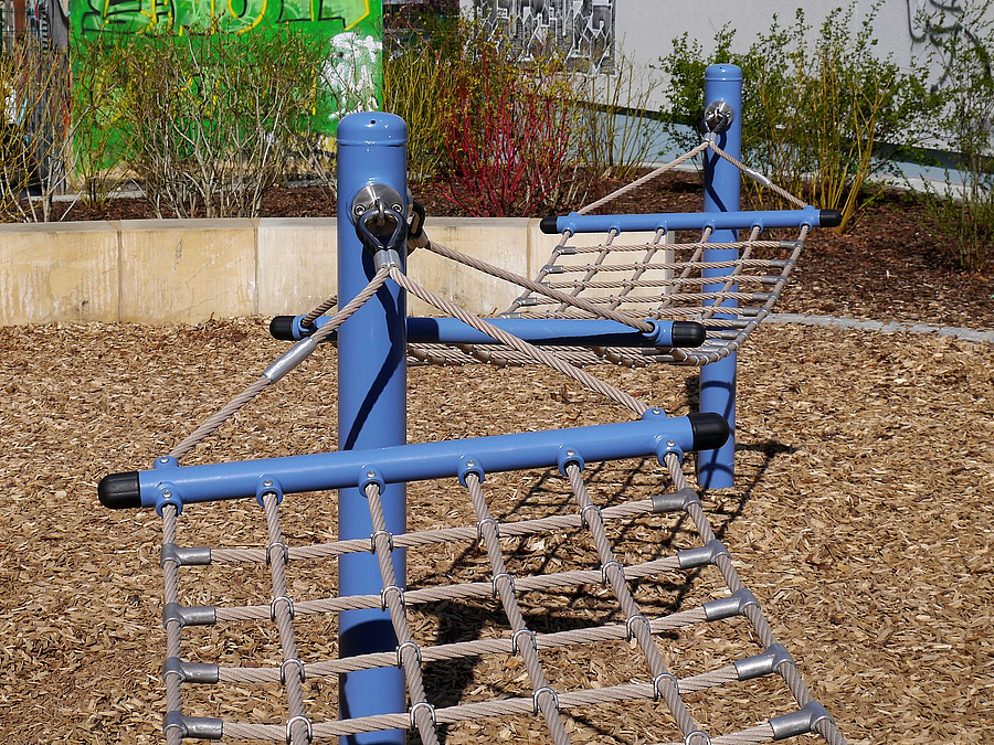 Zwei in Reihe aufgehängte Hängematten auf Holzhäcksel