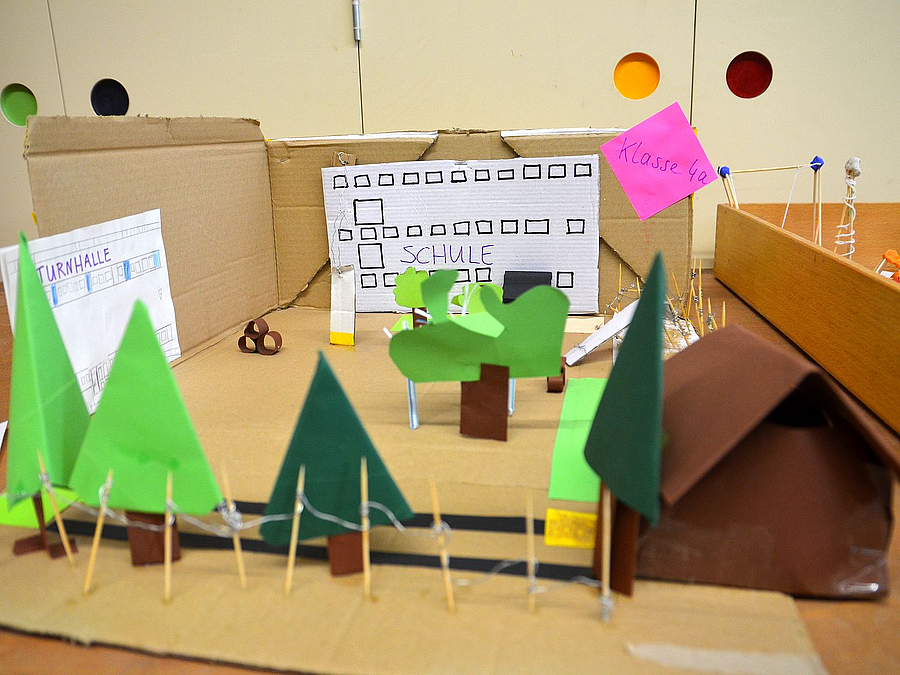 3D-Modell aus Pappe und Buntpapier