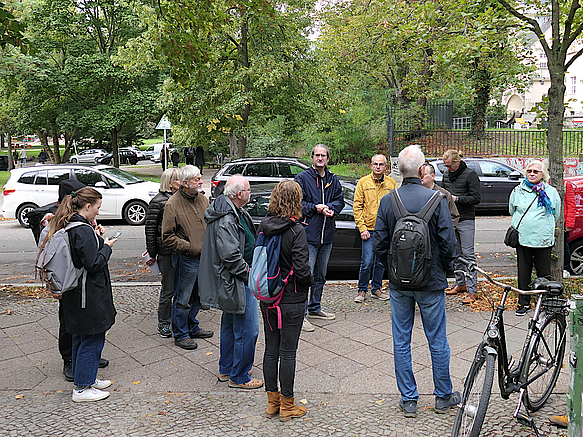 Gruppe auf Gehweg im Grünen