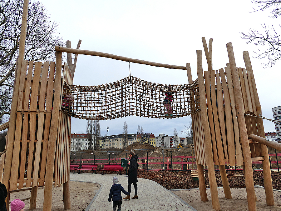 Seiltunnel über einem Weg auf Spielplatz