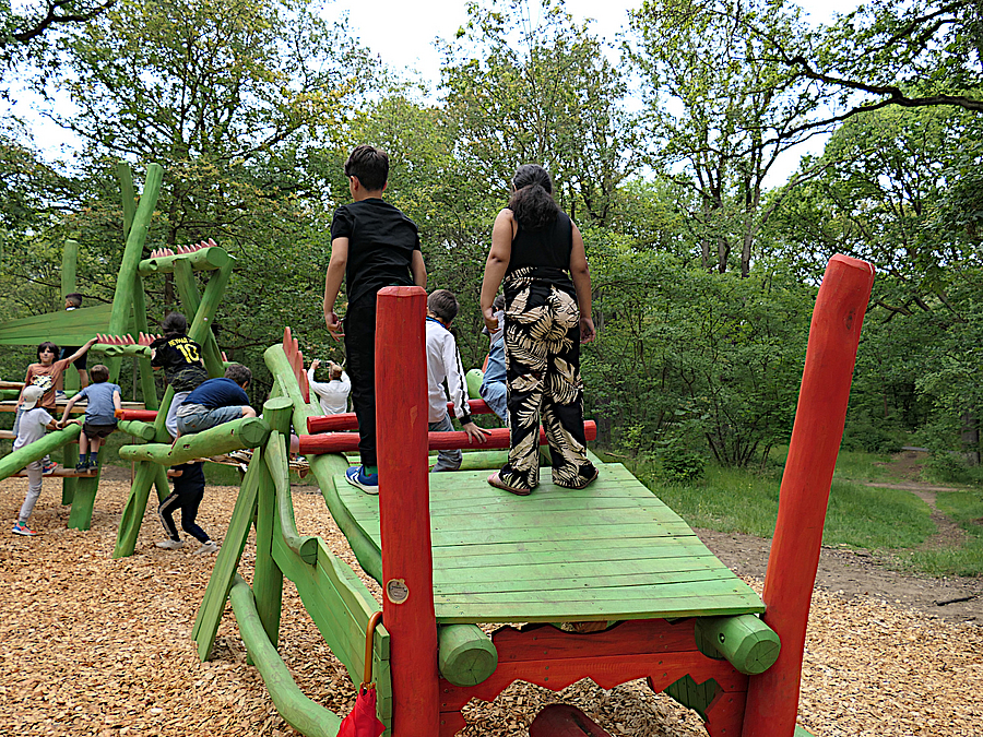 Kinder auf Holz-Kletterparcours