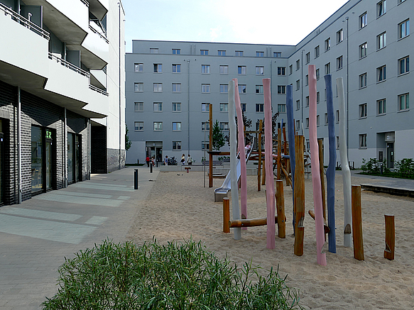 Neubauten um Innenhof mit Spielplatz