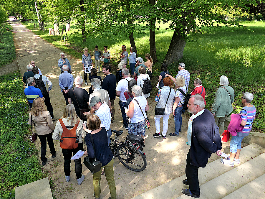 Rundgang durch den Schlosspark mit Leane Benjamin vom Straßen- und Grünflächenamt und Landschaftsarchitektin Brigitte Gehrke Gruppe geht Treppe im Park hinunter