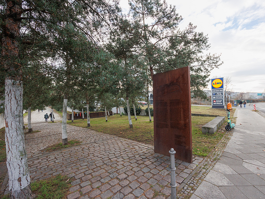 Straße und Gedenktafel